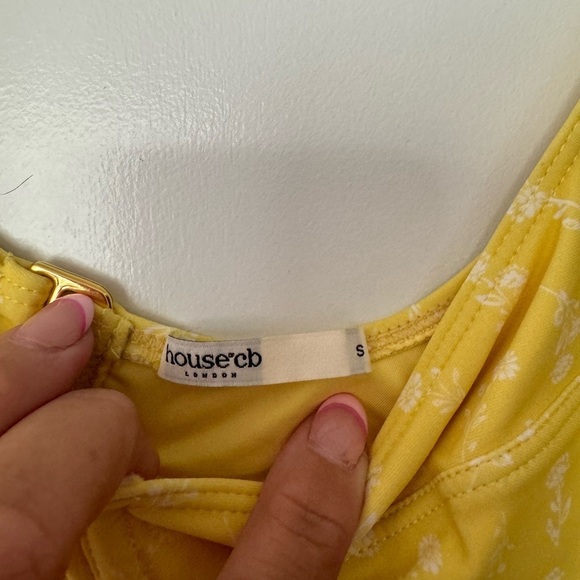 House of CB Mariposa YELLOW WHITE FLORAL PRINT BIKINI Top Size Small - Picture 7 of 8